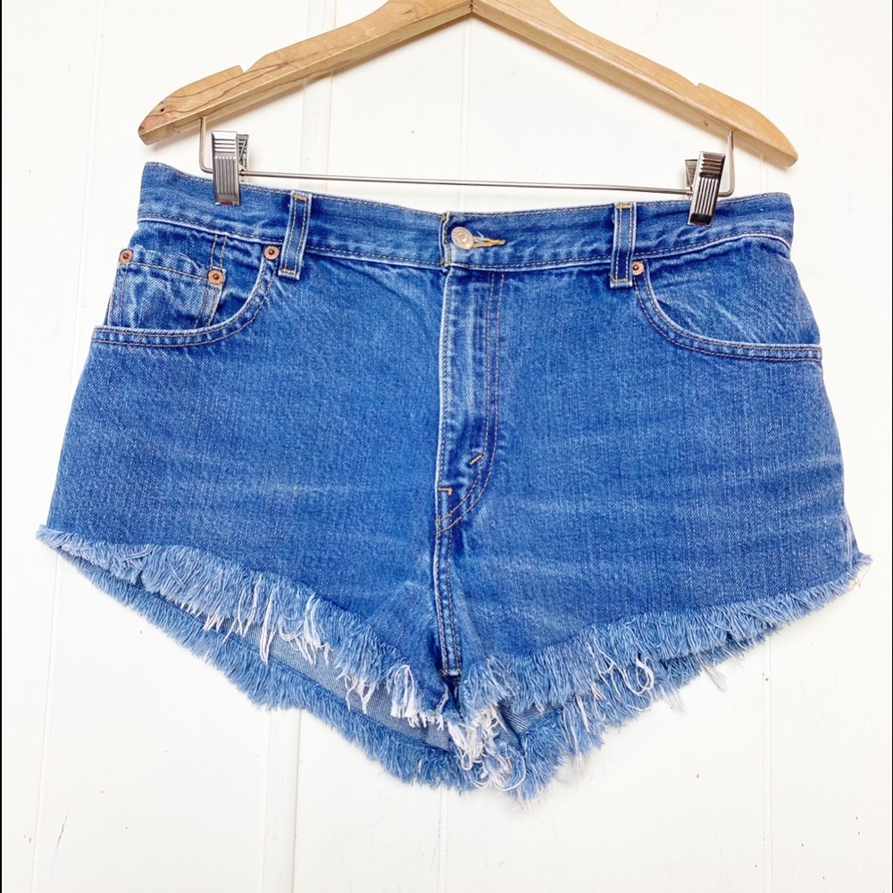 Vintage Levi’s 550 High Waisted Cut Off Shorts